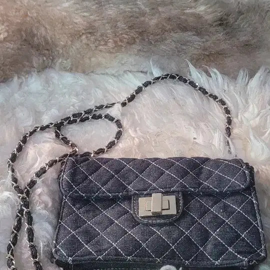 [BUNJANG] Black Quilted Chain Crossbody Bag / 퀼팅 블랙 체인 크로스백