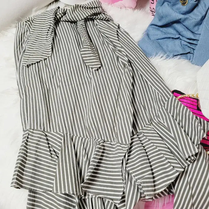 [BUNJANG] Striped Ribbon Blouse with Frill Details / 스트라이프 리본 블라우스 프릴 장식