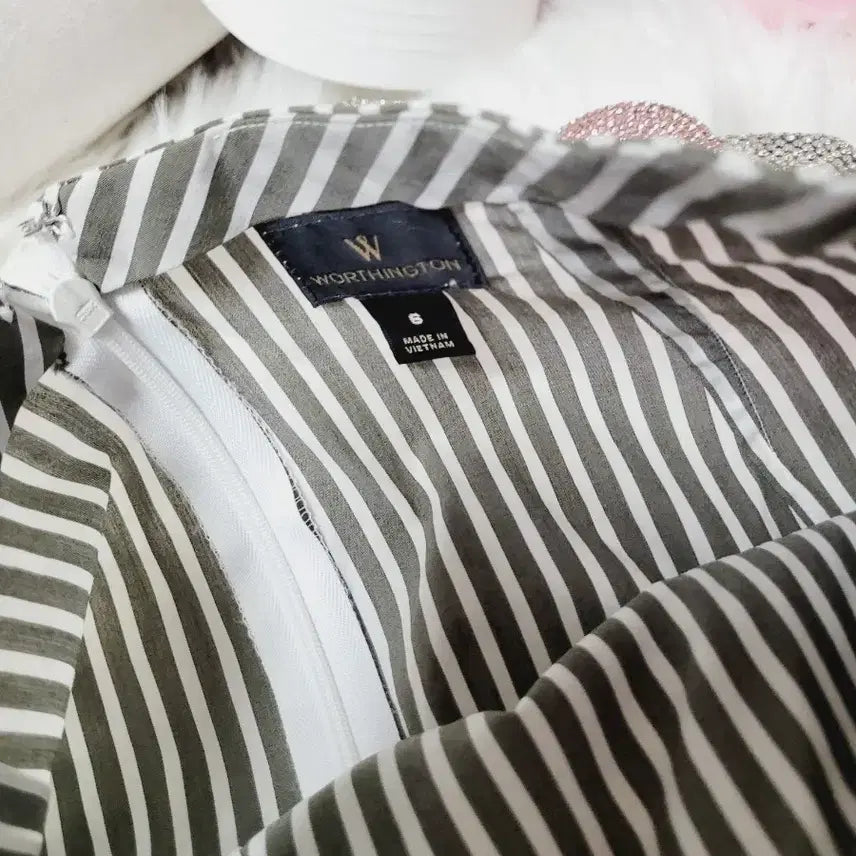 [BUNJANG] Striped Ribbon Blouse with Frill Details / 스트라이프 리본 블라우스 프릴 장식