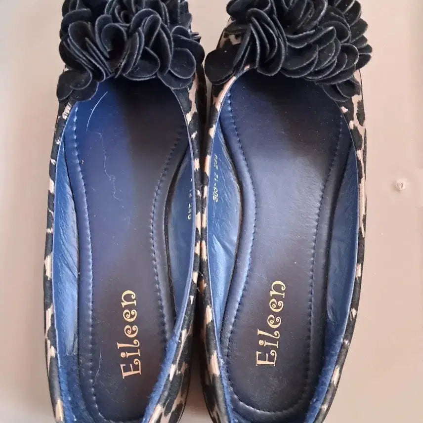 [BUNJANG] Floral Embellished Leopard Print Flat Shoes / 플랫 슈즈 꽃 장식