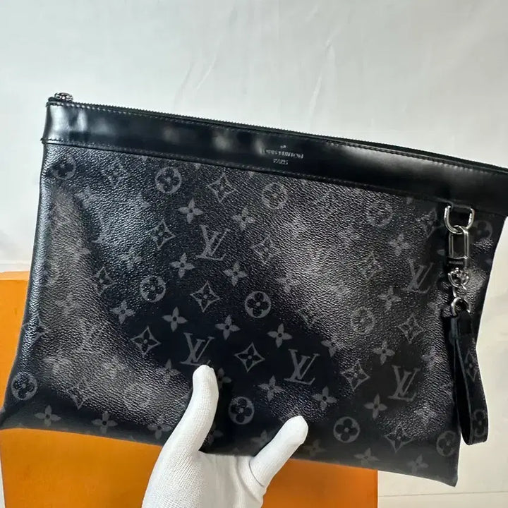 [BUNJANG] Louis Vuitton Discovery Clutch + Dragonne Key Ring / 루이비통 디스커버리 클러치 + 드라곤느 키링 (GM/OS)