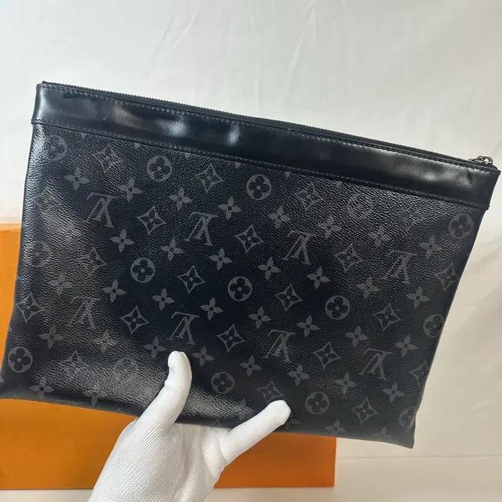[BUNJANG] Louis Vuitton Discovery Clutch + Dragonne Key Ring / 루이비통 디스커버리 클러치 + 드라곤느 키링 (GM/OS)