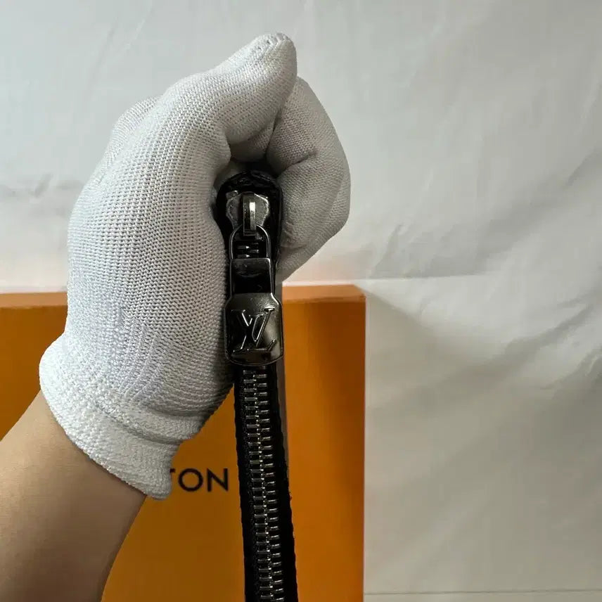 [BUNJANG] Louis Vuitton Discovery Clutch + Dragonne Key Ring / 루이비통 디스커버리 클러치 + 드라곤느 키링 (GM/OS)