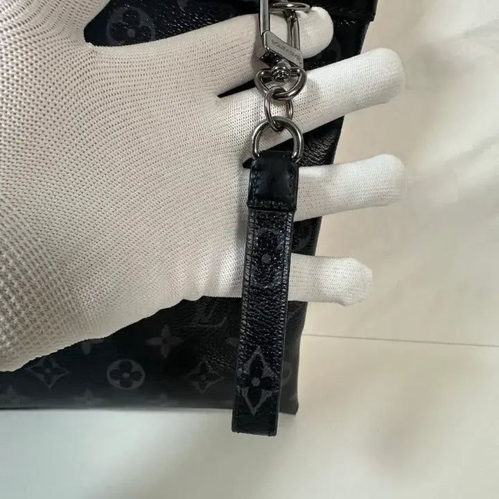 [BUNJANG] Louis Vuitton Discovery Clutch + Dragonne Key Ring / 루이비통 디스커버리 클러치 + 드라곤느 키링 (GM/OS)