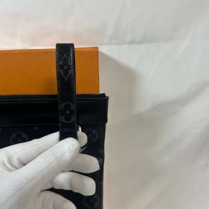 [BUNJANG] Louis Vuitton Discovery Clutch + Dragonne Key Ring / 루이비통 디스커버리 클러치 + 드라곤느 키링 (GM/OS)