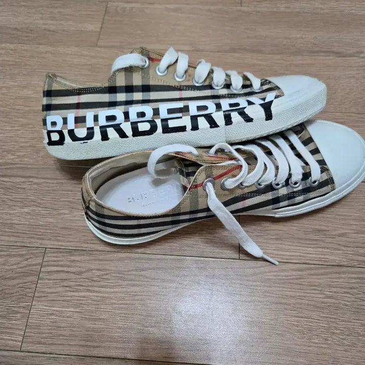 [SOLD OUT] 정품 버버리 체크 로고 스니커즈 운동화