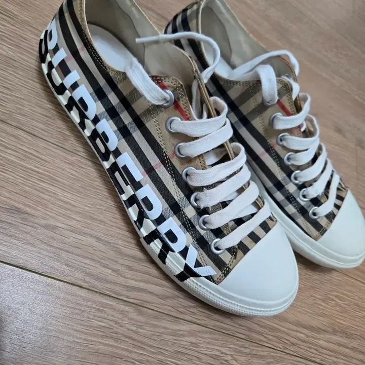 [SOLD OUT] 정품 버버리 체크 로고 스니커즈 운동화