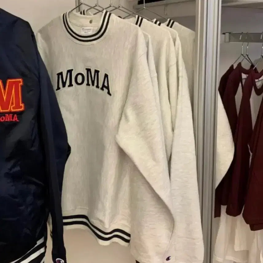 [BUNJANG] Champion MOMA Unisex Crewneck Sweatshirt / 챔피온 champion MOMA 모마 남녀공용 맨투맨 판매합니다