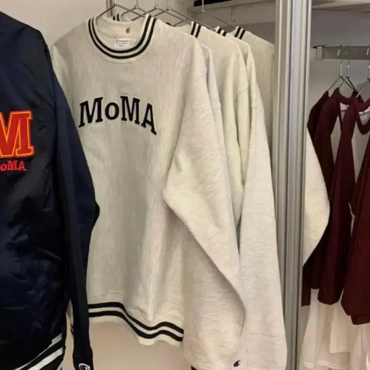 [BUNJANG] Champion MOMA Unisex Crewneck Sweatshirt / 챔피온 champion MOMA 모마 남녀공용 맨투맨 판매합니다