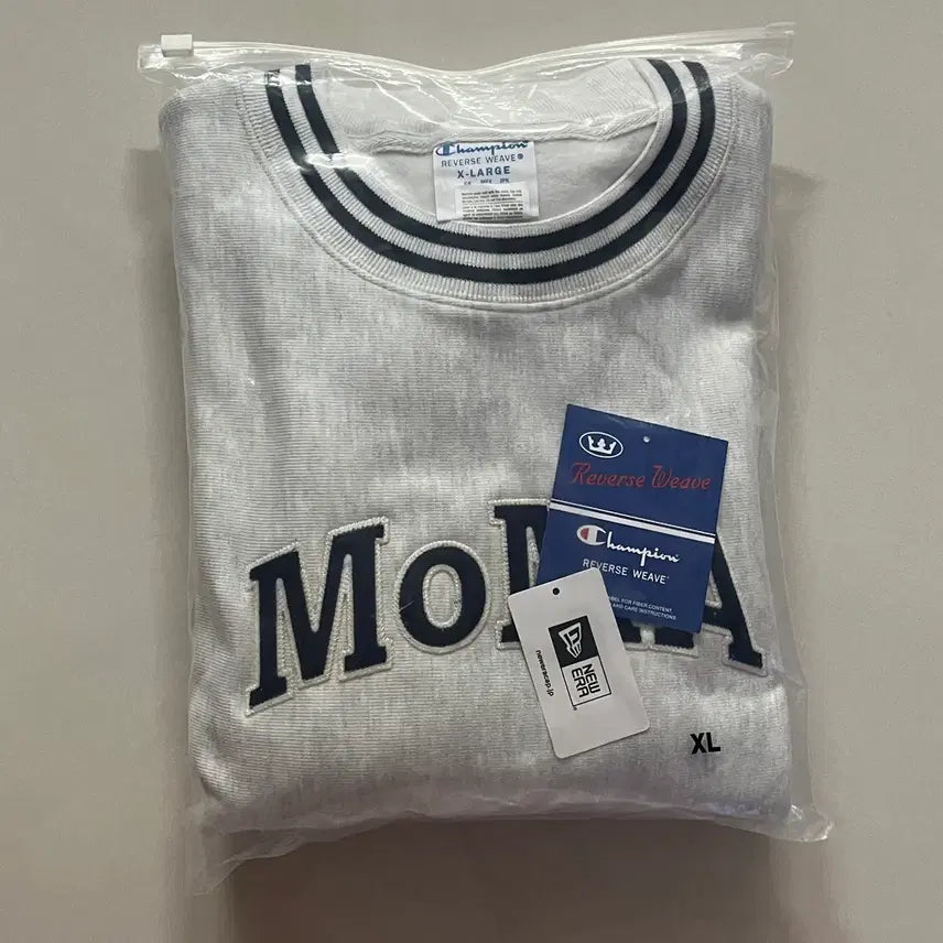 [BUNJANG] Champion MOMA Unisex Crewneck Sweatshirt / 챔피온 champion MOMA 모마 남녀공용 맨투맨 판매합니다