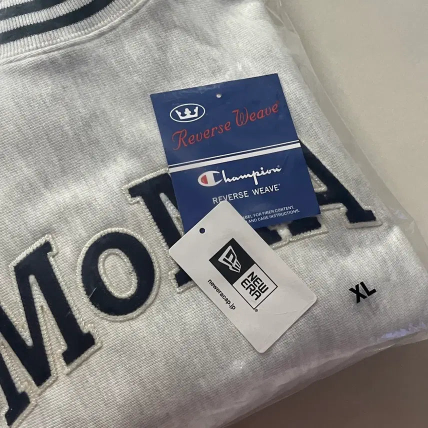 [BUNJANG] Champion MOMA Unisex Crewneck Sweatshirt / 챔피온 champion MOMA 모마 남녀공용 맨투맨 판매합니다