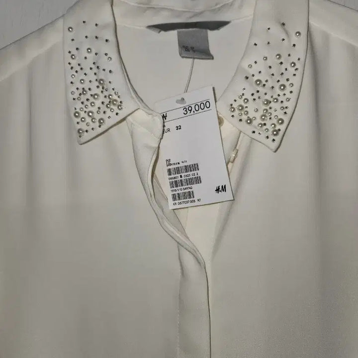 [BUNJANG] H&amp;M Ivory Blouse with Rhinestone Collar - Size S / H&amp;M 아이보리 블라우스 카라 장식S