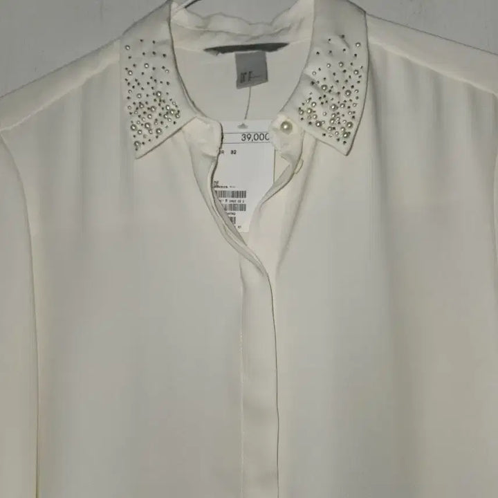 [BUNJANG] H&amp;M Ivory Blouse with Rhinestone Collar - Size S / H&amp;M 아이보리 블라우스 카라 장식S