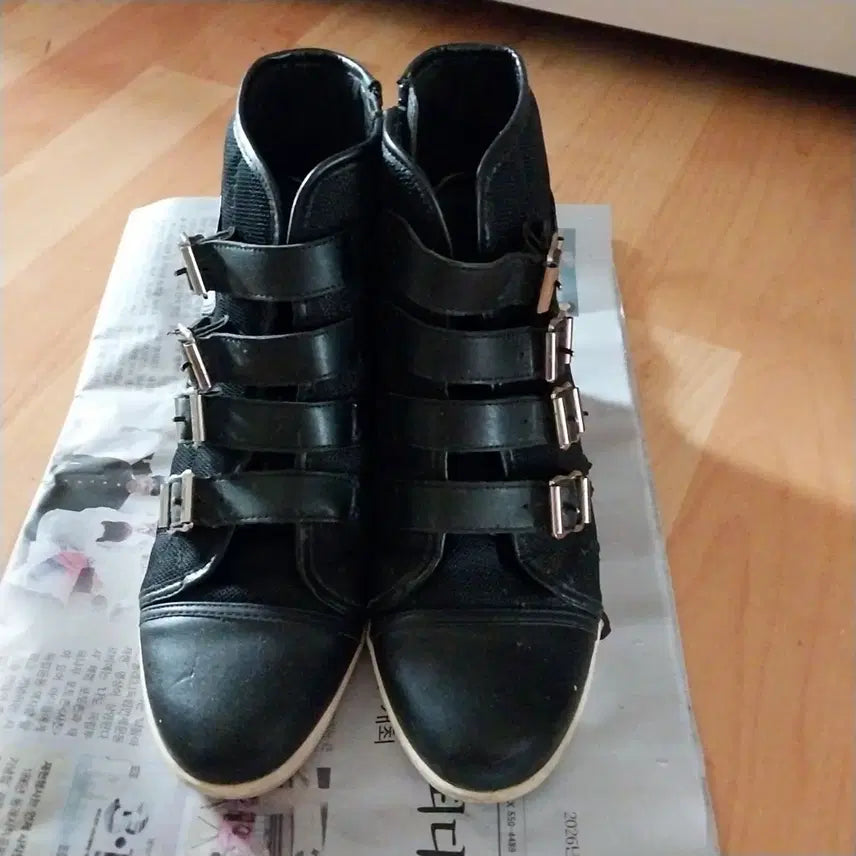 [BUNJANG] Black Belted Ankle Boots / 블랙 벨트 장식 앵클 부츠
