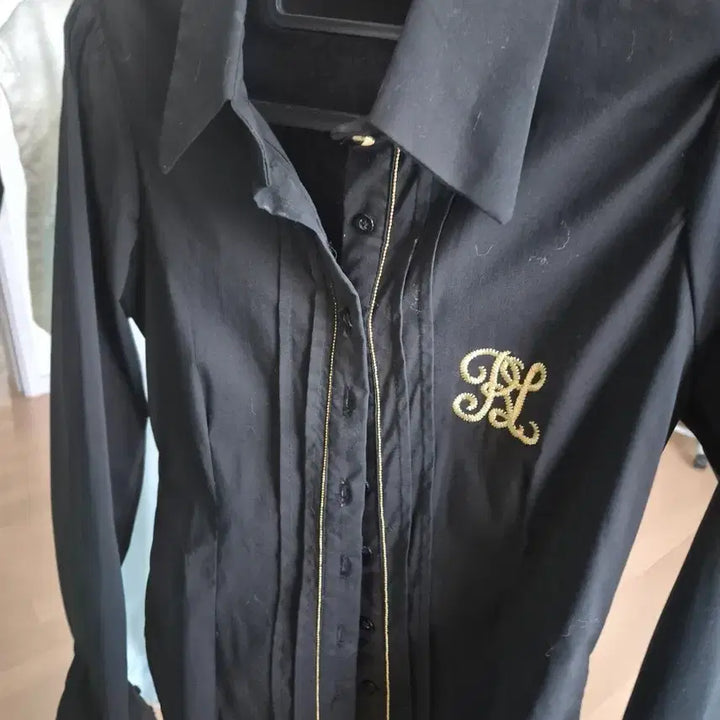 [BUNJANG] Jelly Black Gold Embellished Shirt / Jelly 블랙 금장 장식 셔츠(새상품 )