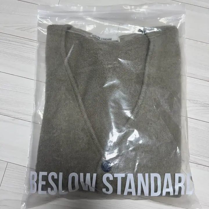 [BUNJANG] Beslow Standard Mohair V-neck Cardigan Light Olive / [XL] 비슬로우 스탠다드 모헤어 브이넥 가디건 라이트 올리브