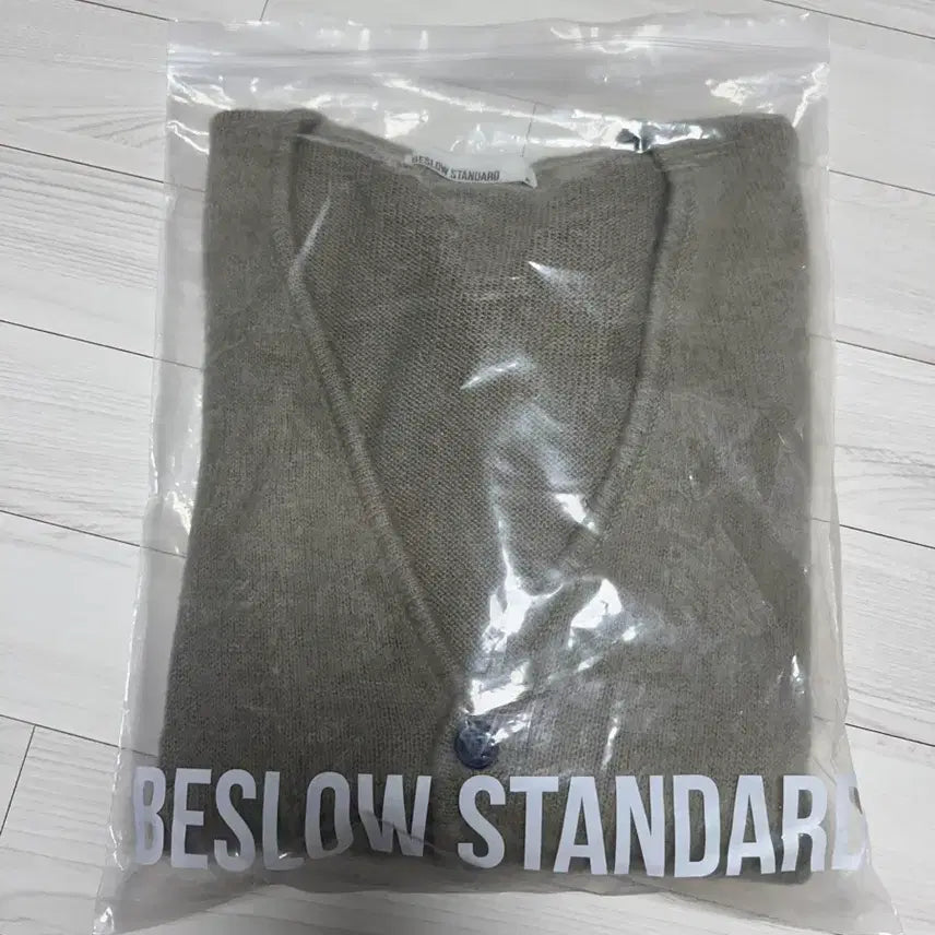 [BUNJANG] Beslow Standard Mohair V-neck Cardigan Light Olive / [XL] 비슬로우 스탠다드 모헤어 브이넥 가디건 라이트 올리브
