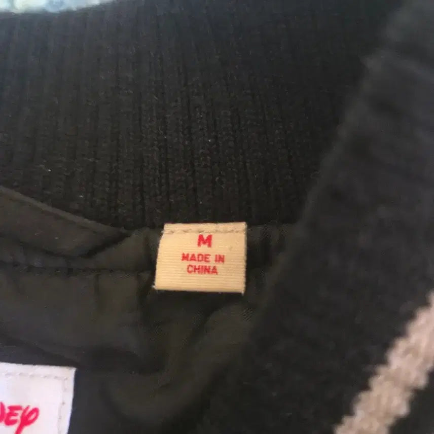 [SOLD OUT] 일본 빈티지 블랙 화이트 미키마우스 콜라보 스카잔 스카잔 자켓 M