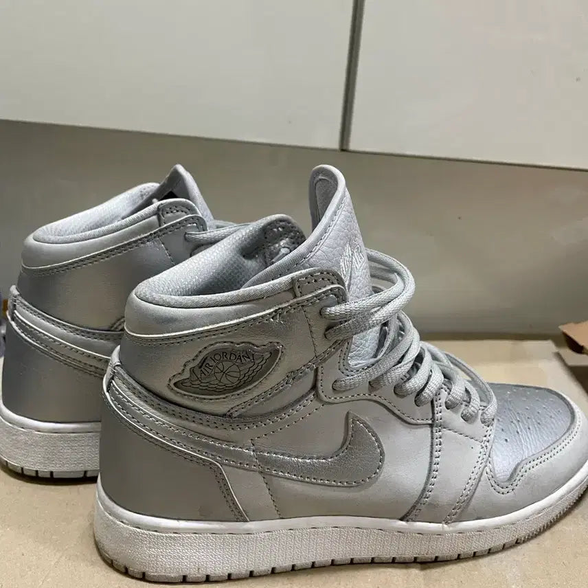 [BUNJANG] Air Jordan 1 Retro High OG CO.JP Neutral Grey Sneakers / 에어 조던 1 레트로 하이 OG CO.JP 뉴트럴 그레이 스니커즈