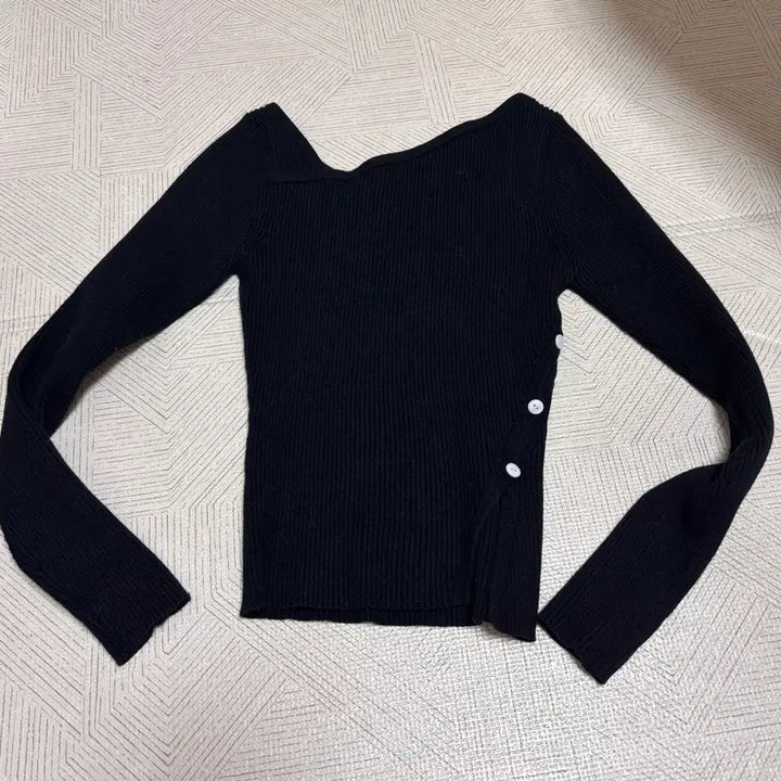 [BUNJANG] Unbalanced Hemline Button Detail Long Sleeve Knit Top / 언발사선 버튼 트임 골지 긴팔 니트 티셔츠 블랙 오프숄더 존예옷 여리핏