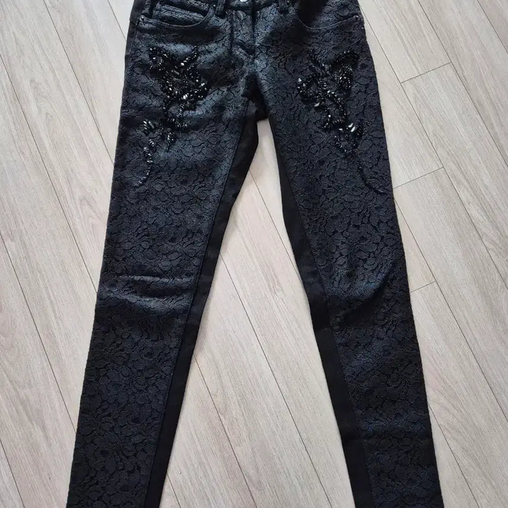 [BUNJANG] Kang Jin-young Beaded Lace Denim Black Jeans / 강진영 오브제 비즈 레이스 데님 블랙진
