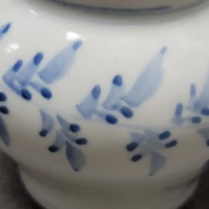[BUNJANG] Celadon Porcelain Butterfly and Flower Motif Small Jar / 백자 청화 나비 화접문 소호 도자기