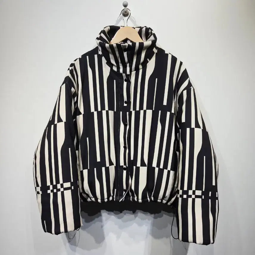 [BUNJANG] EDITIONWOOD Geometric Pattern Cropped Short Padded Jacket / EDITIONWOOD 에디션우드 기하학 패턴 크롭 숏패딩