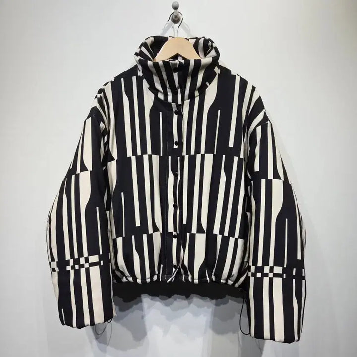 [BUNJANG] EDITIONWOOD Geometric Pattern Cropped Short Padded Jacket / EDITIONWOOD 에디션우드 기하학 패턴 크롭 숏패딩