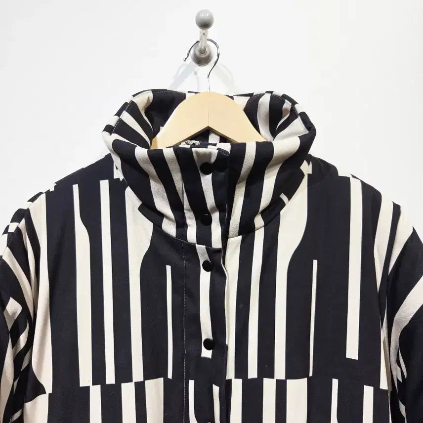 [BUNJANG] EDITIONWOOD Geometric Pattern Cropped Short Padded Jacket / EDITIONWOOD 에디션우드 기하학 패턴 크롭 숏패딩