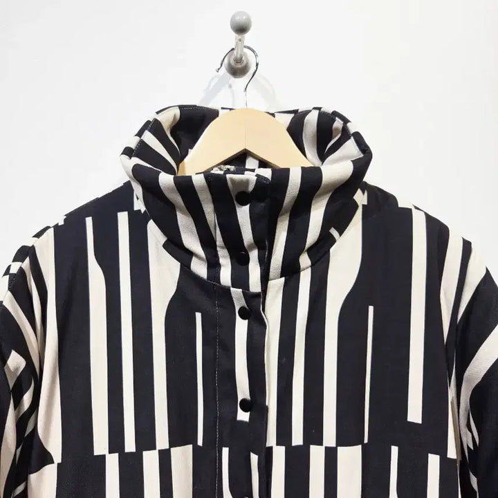 [BUNJANG] EDITIONWOOD Geometric Pattern Cropped Short Padded Jacket / EDITIONWOOD 에디션우드 기하학 패턴 크롭 숏패딩