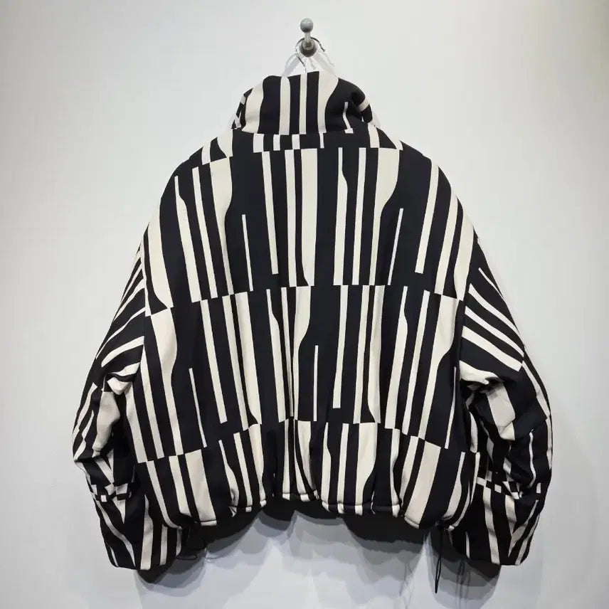 [BUNJANG] EDITIONWOOD Geometric Pattern Cropped Short Padded Jacket / EDITIONWOOD 에디션우드 기하학 패턴 크롭 숏패딩
