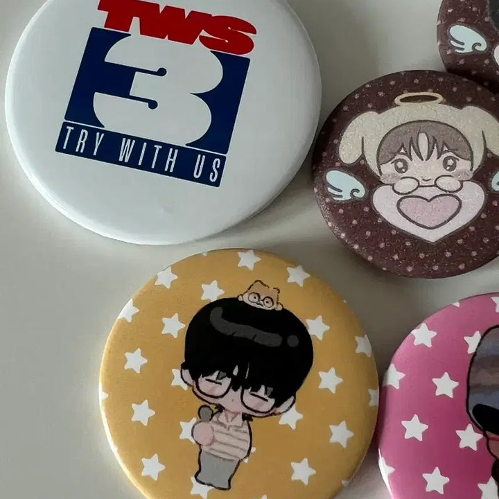 [BUNJANG] TWS Shinyu Dohun Youngjae Housemate Badge Bundle Set / 투어스 뱃지 일괄 양도 신유 도훈 영재 하우스메이트 파우치