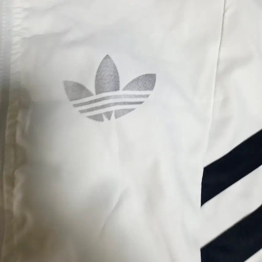 [BUNJANG] Adidas Y2K White Black Two-Line Back Logo Crop Windbreaker Jacket / [아디다스] Y2K 화이트 블랙 투라인 백로고 크롭 바람막이 자켓