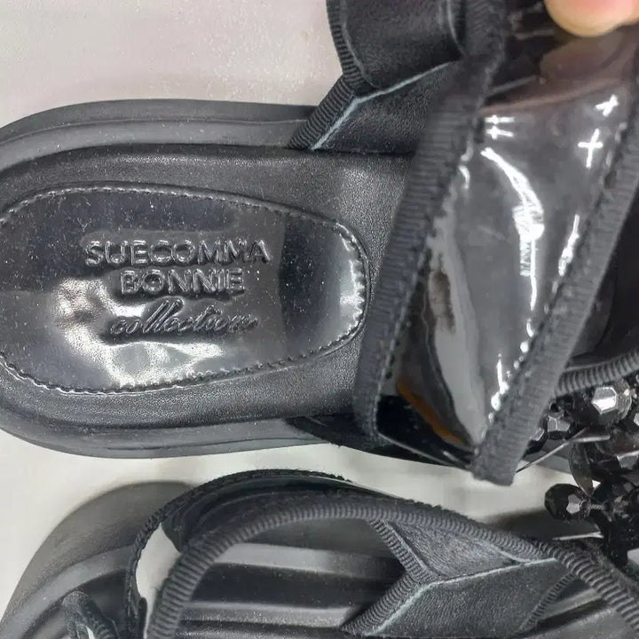 [BUNJANG] Suecomma Bonnie Cubic Embellished Black Sandals / 슈콤마보니 큐빅 장식 블랙 샌들 235mm