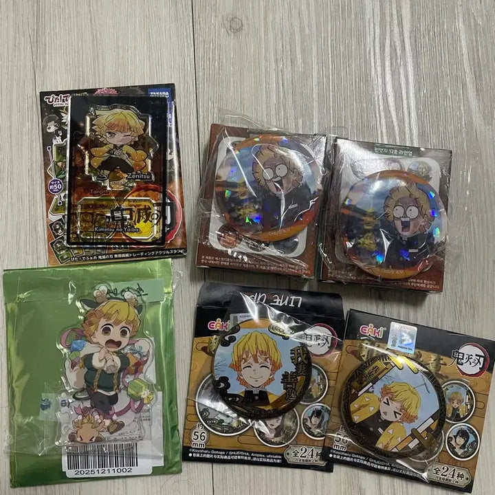 [BUNJANG] Demon Slayer Zenitsu Acrylic &amp; Badge Bundle Set / 귀칼 젠이츠 아크릴&amp;뱃지 일괄판매