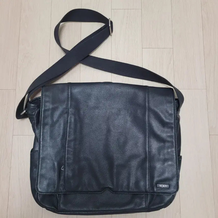 [BUNJANG] TUMI Leather Crossbody Bag / 투마 남성가죽 크로스백