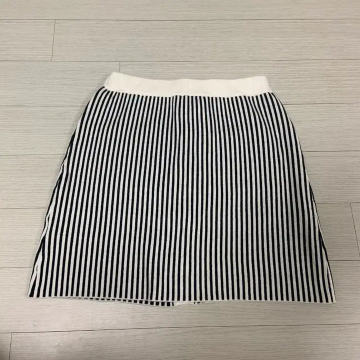 [SOLD OUT] 리사 니트스커트 S 스트라이프 A라인스커트 수입의류