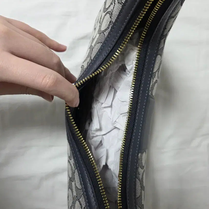 [BUNJANG] Coach Carmen Hobo Shoulder Bag / 코치 카르멘 숄더백 호보백