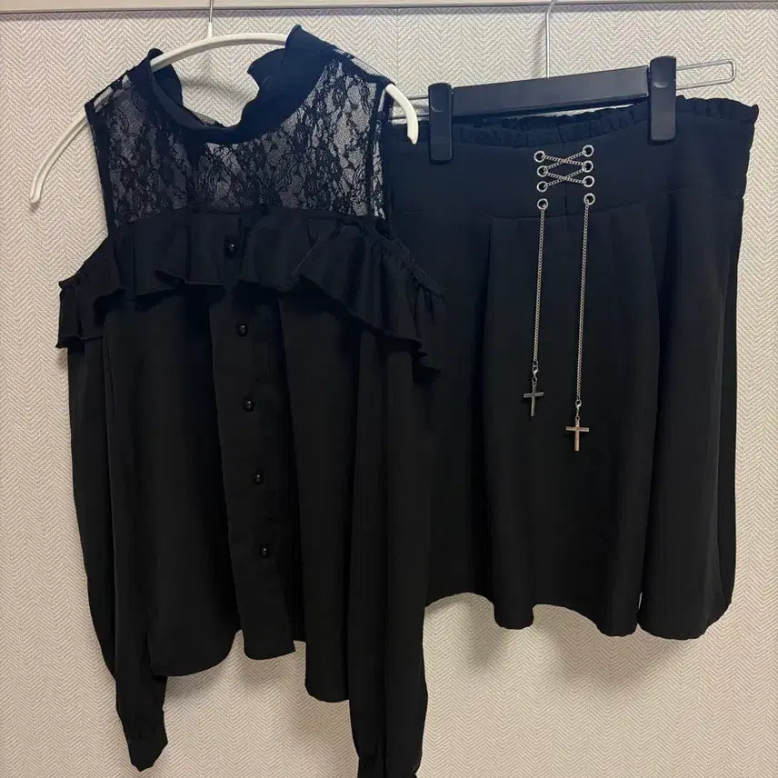 [BUNJANG] Mazu Off-Shoulder Blouse and Skirt Set / 급전)마즈 오프숄더 블라우스 스커트 세트