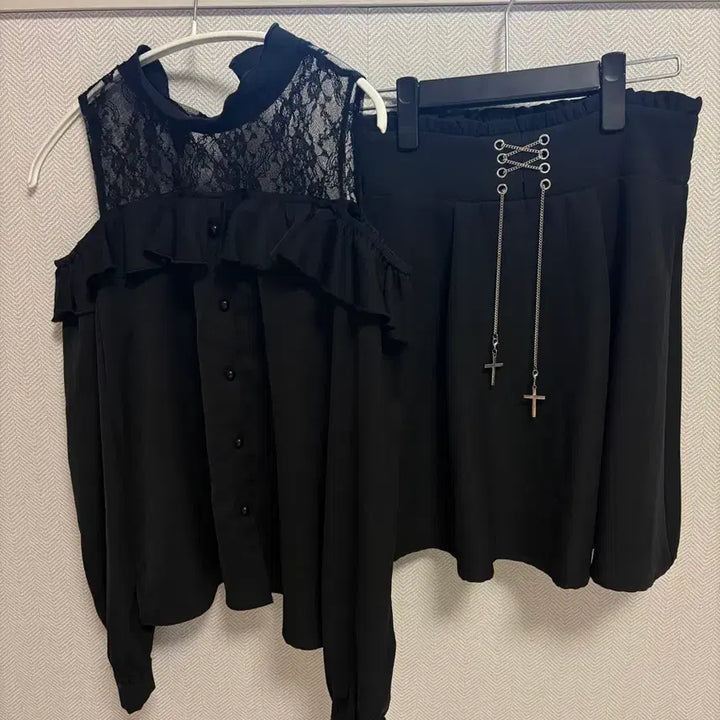 [BUNJANG] Mazu Off-Shoulder Blouse and Skirt Set / 급전)마즈 오프숄더 블라우스 스커트 세트