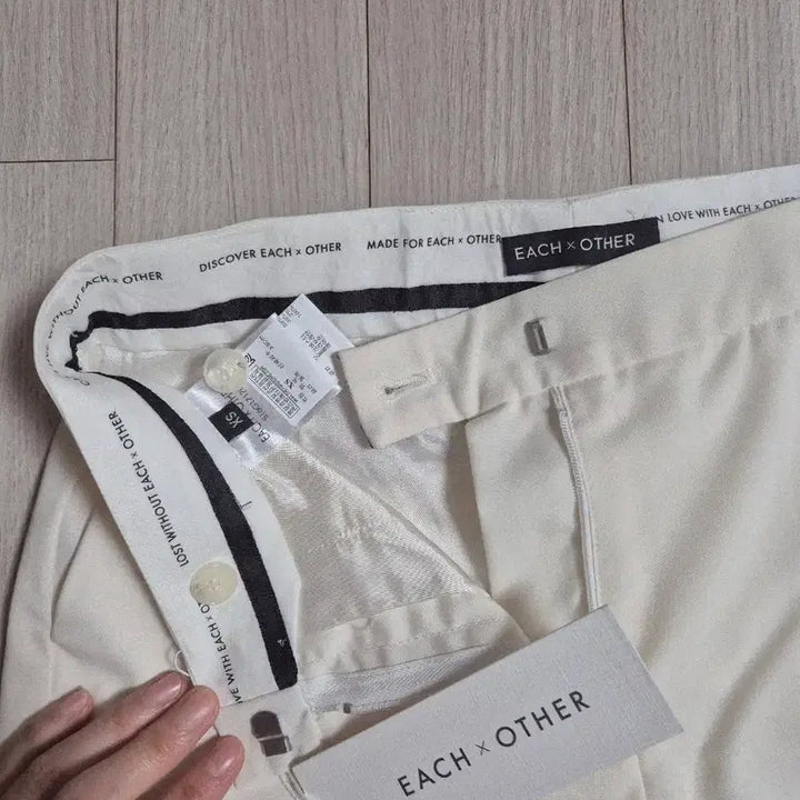 [BUNJANG] Each X Other Pleats Detail Cropped Pants XS / 새상품)Each X Other 플리츠 디테일 크롭 팬츠 25