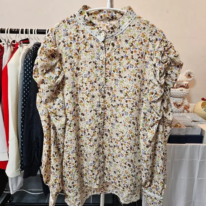 [SOLD OUT] 플라워 패턴 레이스 블라우스