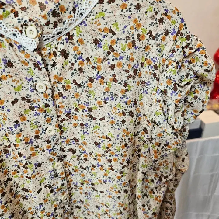 [SOLD OUT] 플라워 패턴 레이스 블라우스