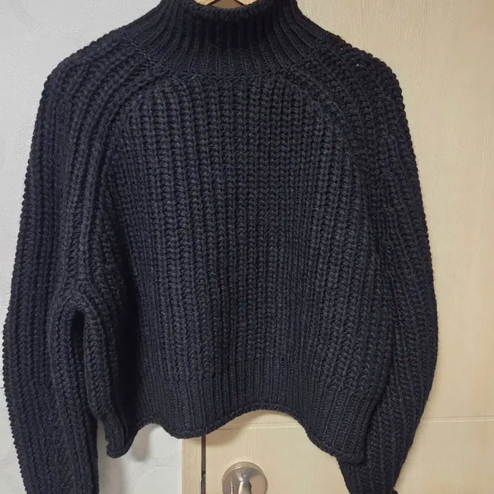 [BUNJANG] H&amp;M Black Turtleneck Crop Knit Top / H&amp;M블랙 터틀넥 크롭니트티