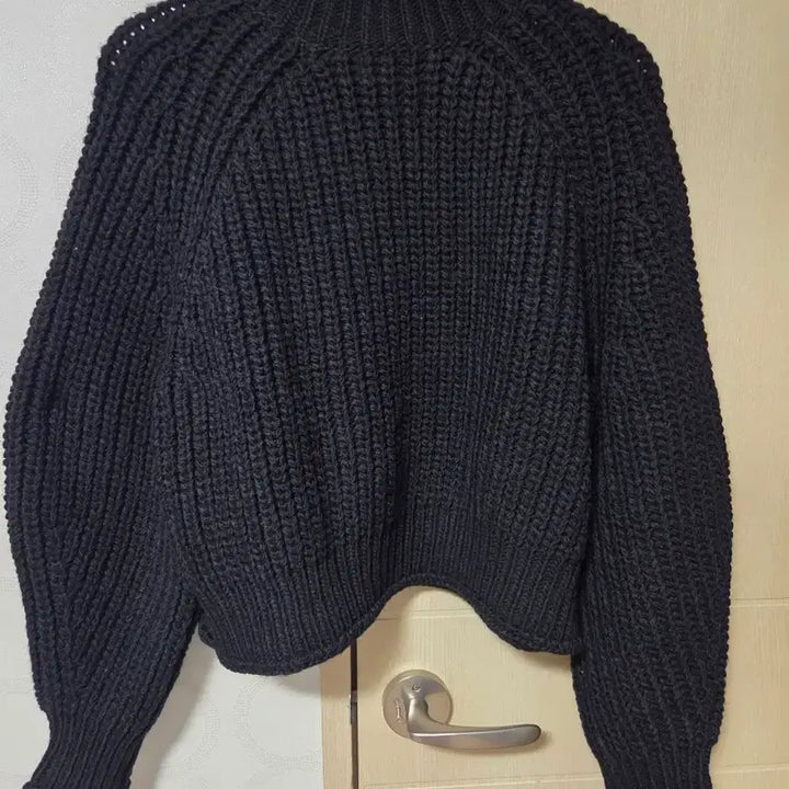 [BUNJANG] H&amp;M Black Turtleneck Crop Knit Top / H&amp;M블랙 터틀넥 크롭니트티