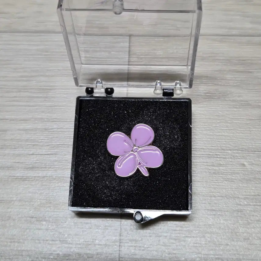 [BUNJANG] IU LILAC Flower Metal Pin Badge / 마지막재고!!> 아이유 LILAC (라일락) 꽃모양 금속 핀뱃지