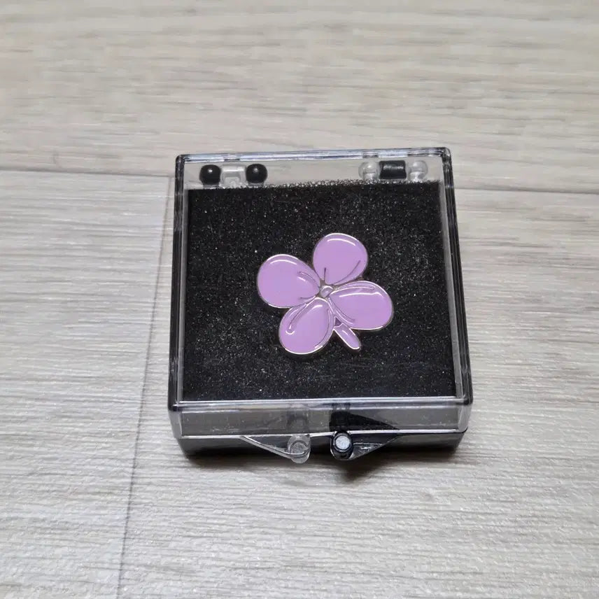 [BUNJANG] IU LILAC Flower Metal Pin Badge / 마지막재고!!> 아이유 LILAC (라일락) 꽃모양 금속 핀뱃지