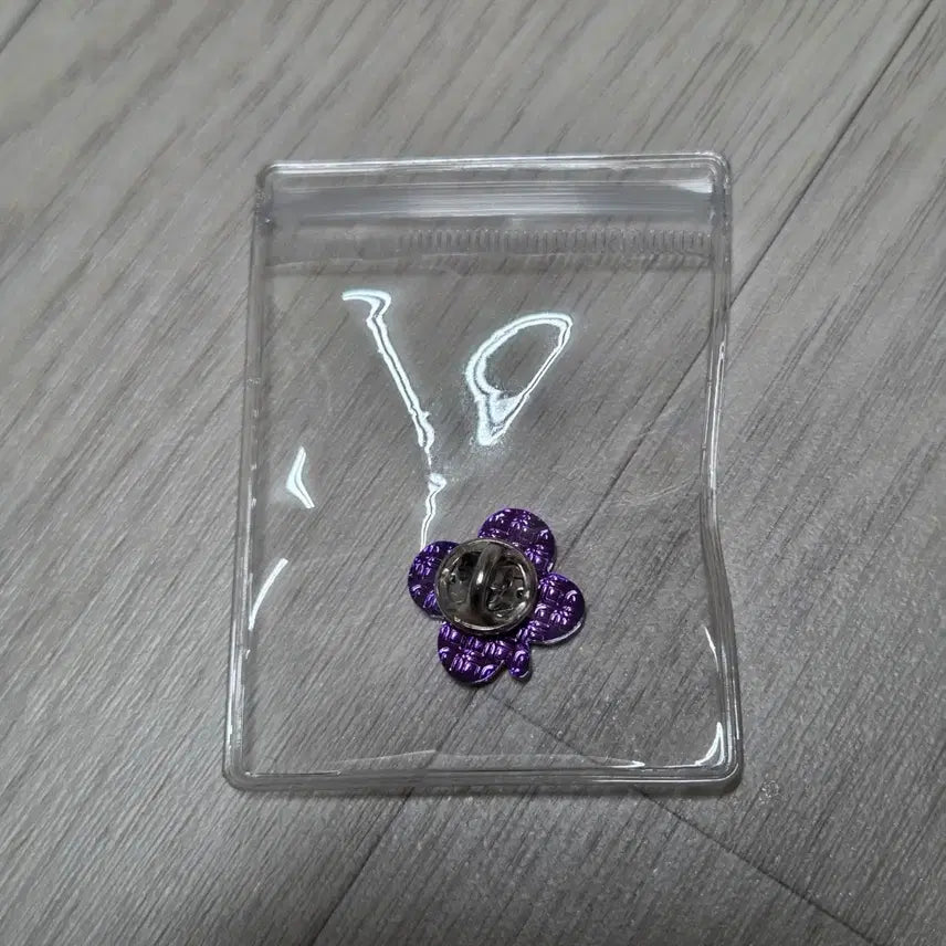 [BUNJANG] IU LILAC Flower Metal Pin Badge / 마지막재고!!> 아이유 LILAC (라일락) 꽃모양 금속 핀뱃지