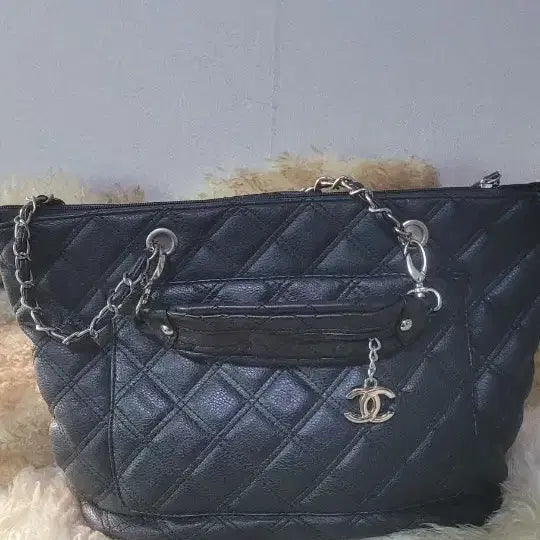 [BUNJANG] Gini Shine Black Quilted Chain Tote Bag / 지니샤인 블랙 퀼팅 체인 토트백