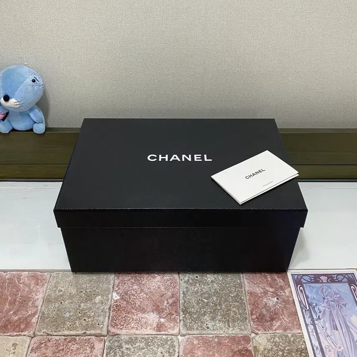 [BUNJANG] Chanel Shoe Box with Inserts and Booklet / 샤넬 신발박스(33.5x21.5x14) + 속지 + 북렛
